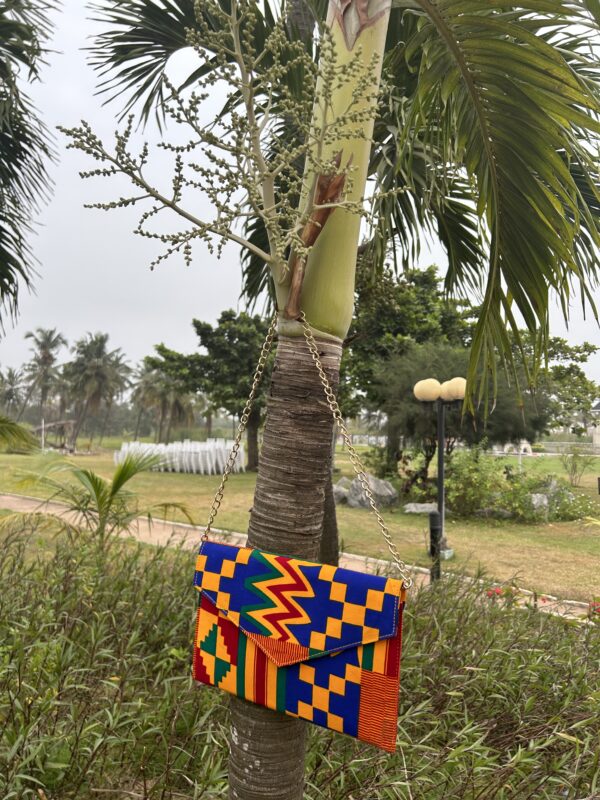 pochette africaine en wax suspendue à un arbre